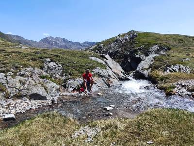 Bergsteiger am Wasserfall
